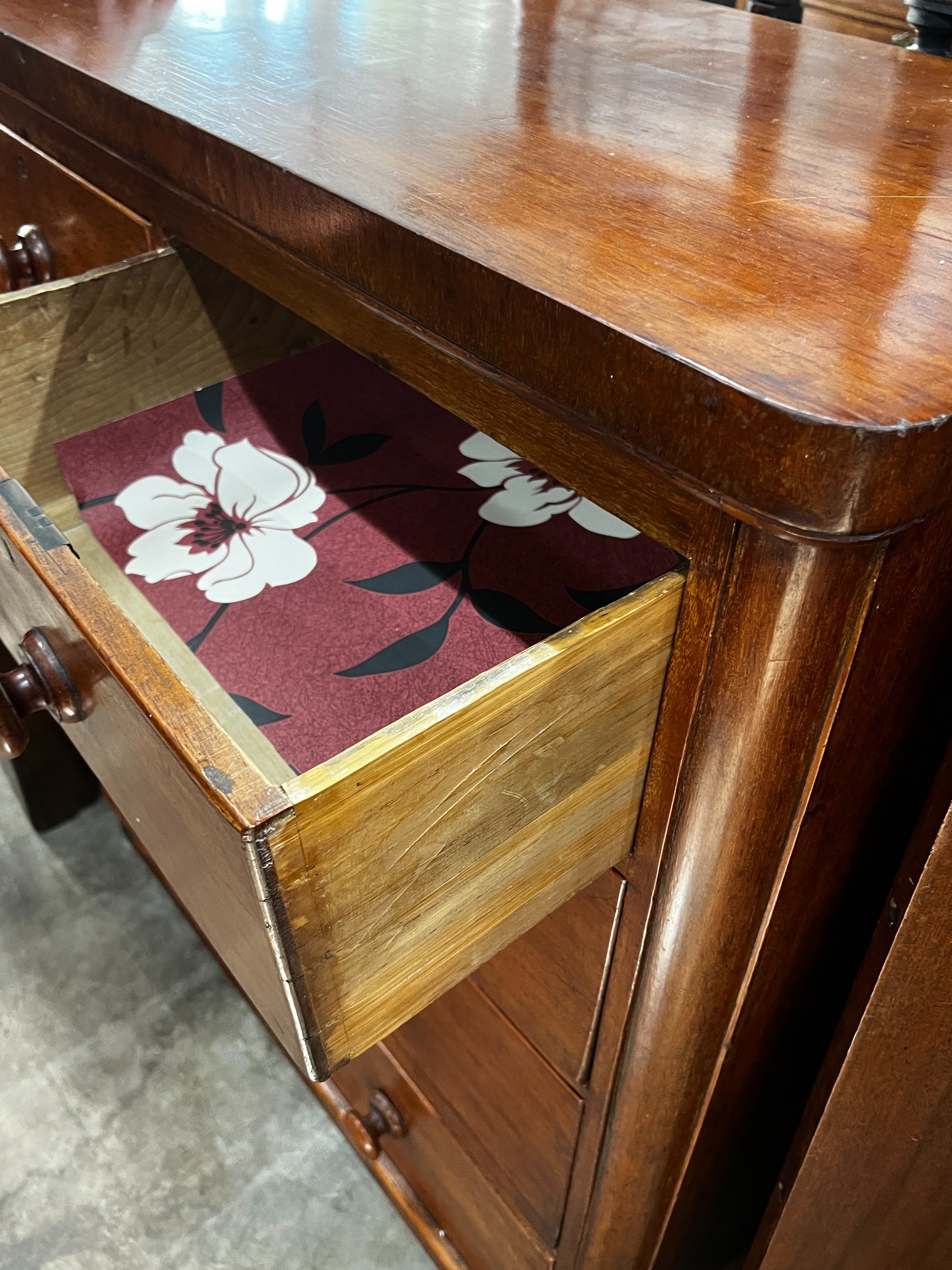 A Victorian mahogany chest of drawers, width 100cm, depth 49cm, height 106cm